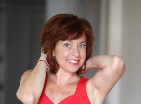 Sylvie Malys en robe rouge - comédienne - artiste