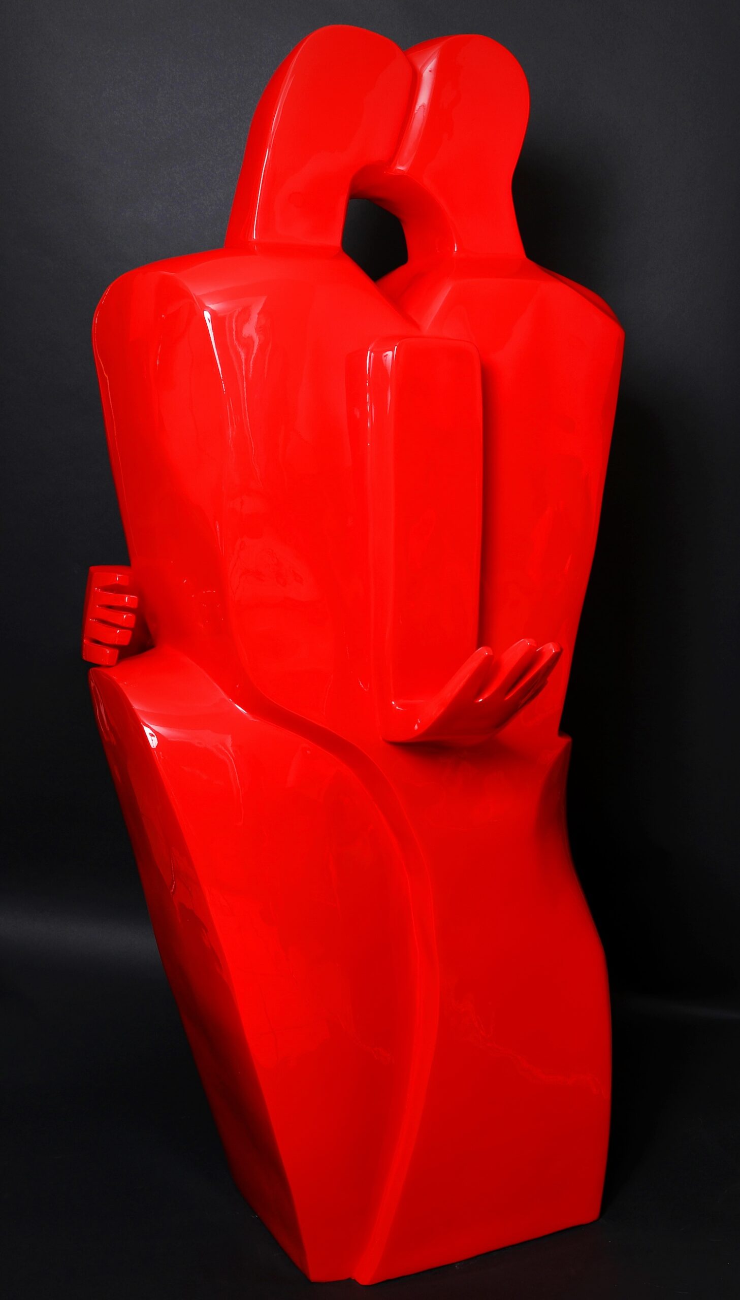 Le grès et ses couleurs, une sculpture nommée Laisse tes mains sur mes hanches par l'artiste sculpteur Sylvie Malys