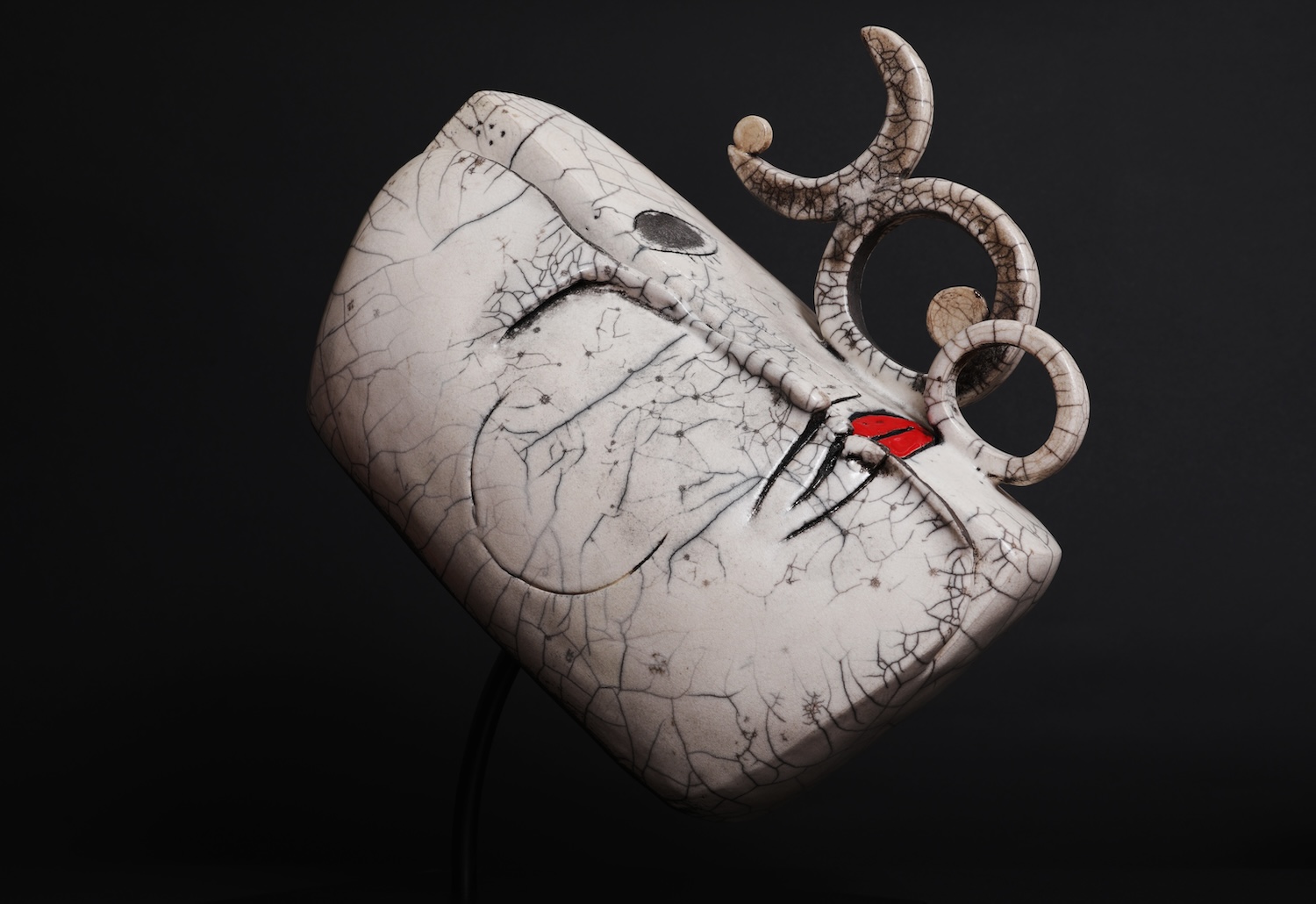 Cuisson Raku, une sculpture nommée "Quand la vie Pétille" par l'artiste sculpteur Sylvie Malys